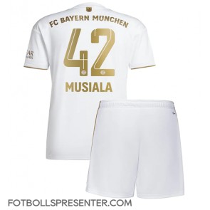 Bayern Munich Jamal Musiala #42 Bortatröja Barn 2022-23 Kortärmad (+ korta byxor)